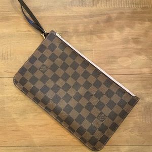 ✨Authentic LV Neverfull Pouch Damier ✨